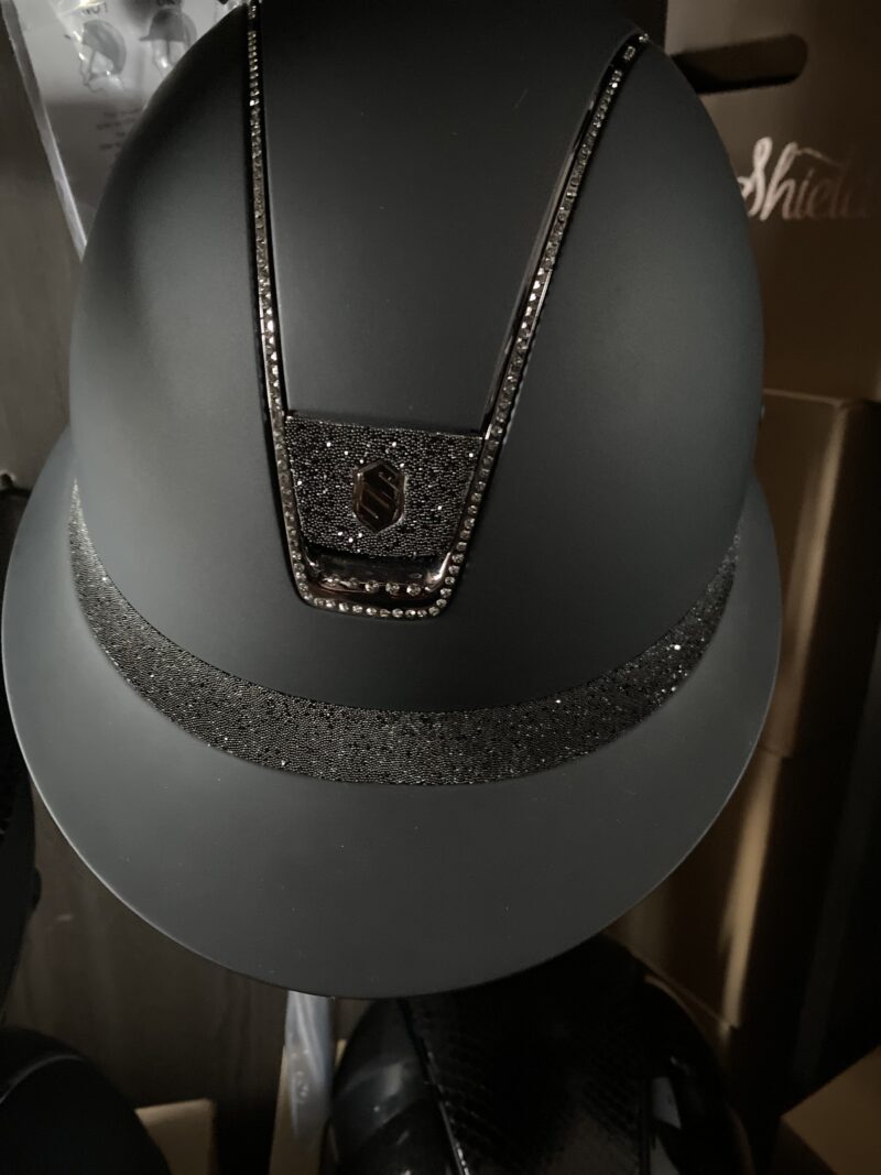 Miss Shield shadowmatt med svart crystal band & svart crystal blazon + swarovski