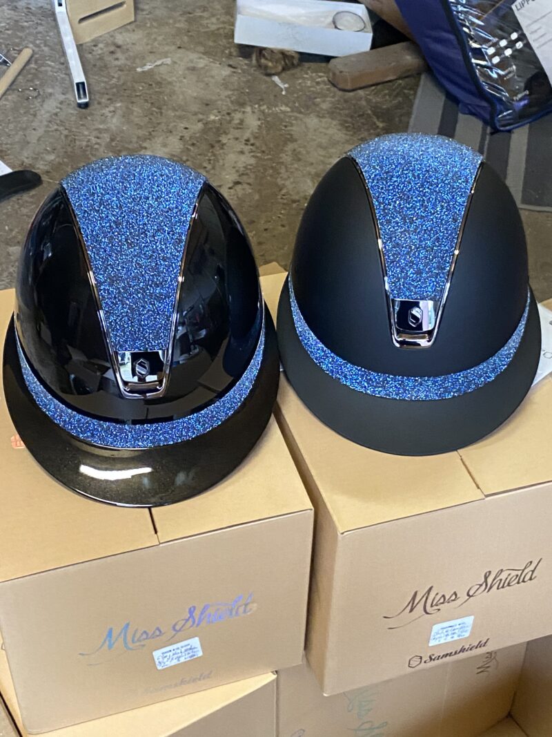 Miss Shield shadowglossy med blå crystal top/band & silver trim/blazon